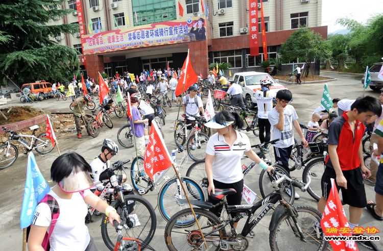 2-陆陆续续来到集合点的骑友.jpg