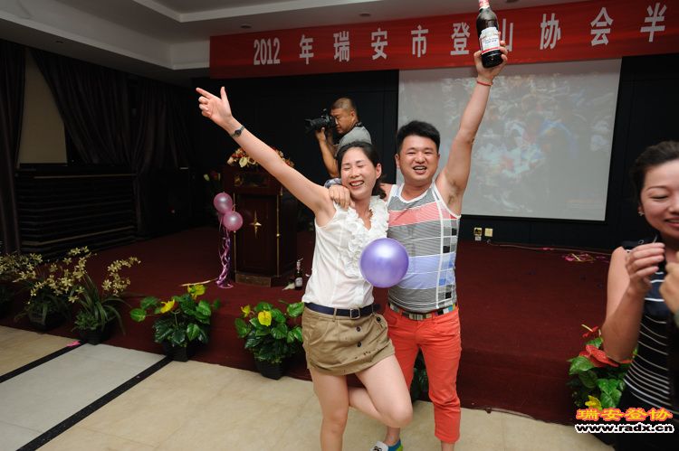 4-最早完成游戏的一对.jpg