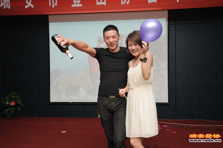 7-吹完酒的水哥，潇洒地倒置酒瓶.jpg
