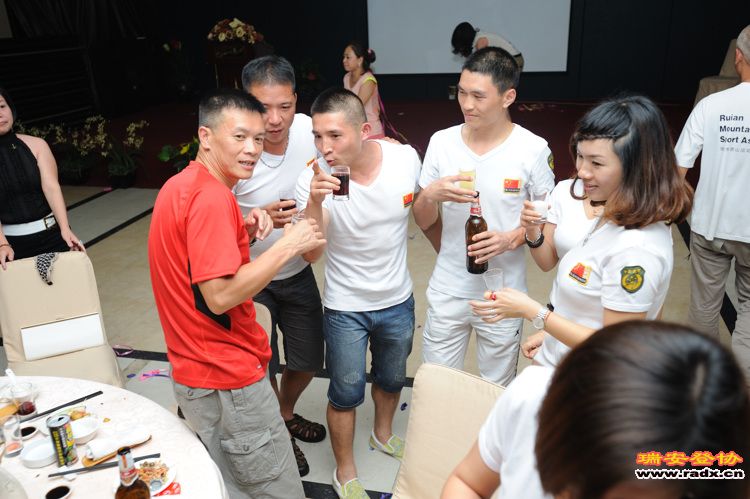 8-几个穿白衣的在忽悠我们会长.jpg