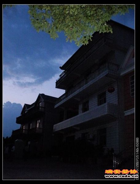 节俭，吃住农家。