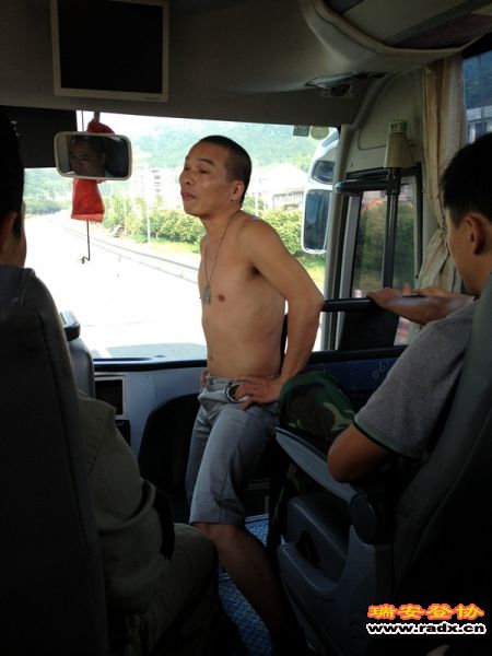 油桶胸的肢体语言非常丰富，有他就有欢声笑语