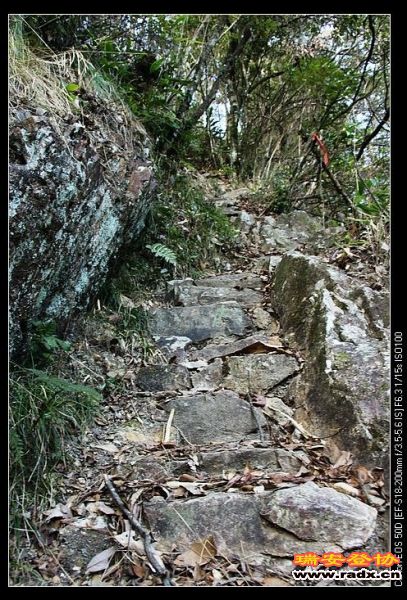 陡峭的山路。
