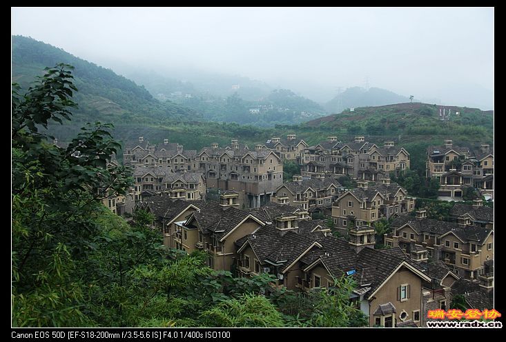 山脚别墅林立