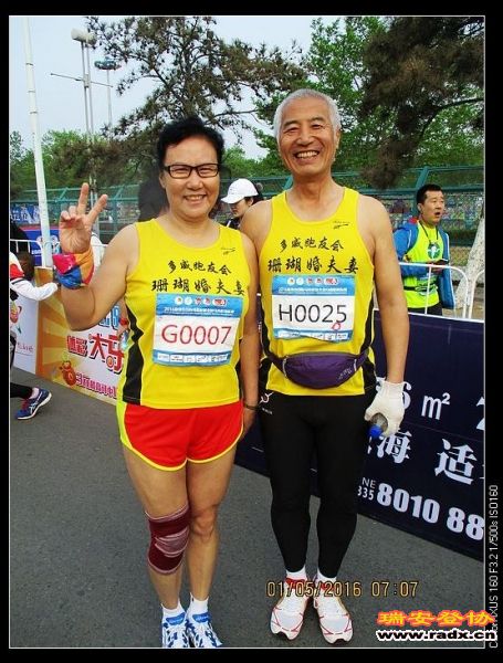 结婚35年，男：63岁；女：60岁，全马选手，佩服！！！