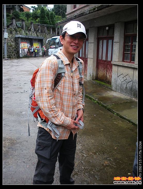 悠游（平阳著名企业家）---攀岩，踢足球，登山。。。下个月去非洲最高峰乞力马扎罗山5893米