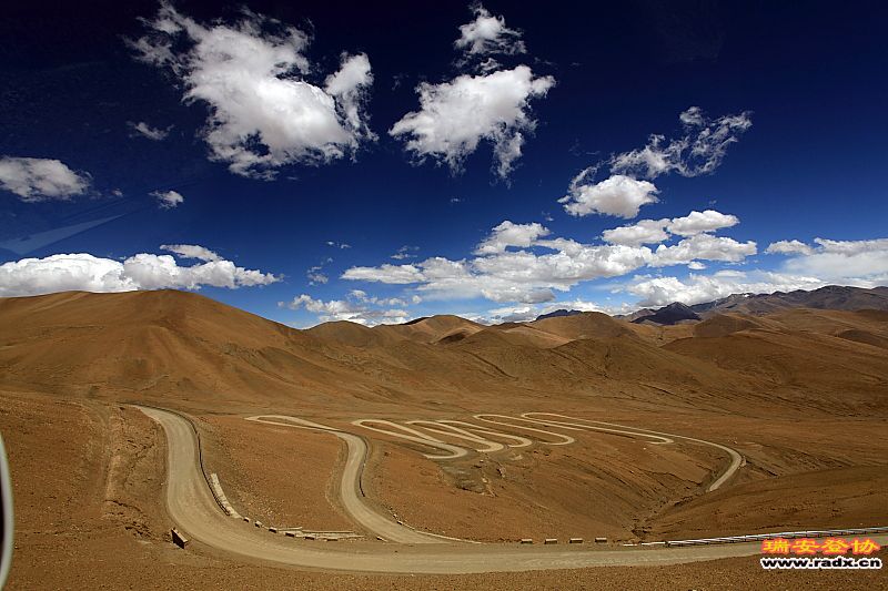 下珠峰时的盘山公路.jpg