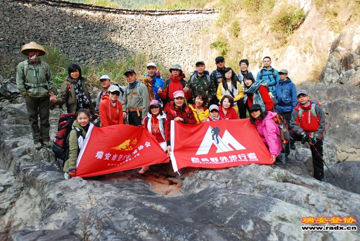大坝下的合影1.jpg